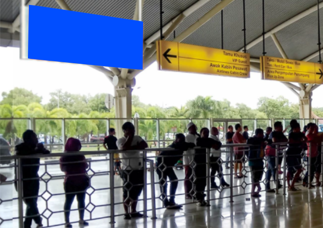 NEON BOX DEPAN PINTU KELUAR KEDATANG AN KIRI SULTAN HASANUDDIN INTERNATIONAL AIRPORT