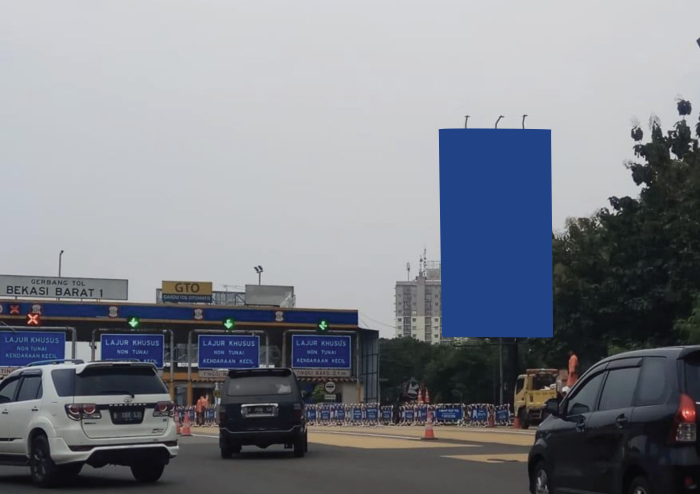 BILLBOARD SEBELUM GERBANG TOL SATELIT BEKASI 